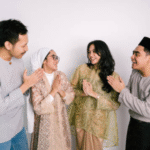 Foto: ilustrasi orang saling mengucapkan selamat idul fitri (sumber; istock)