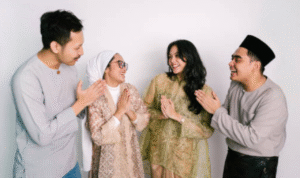 Foto: ilustrasi orang saling mengucapkan selamat idul fitri (sumber; istock)