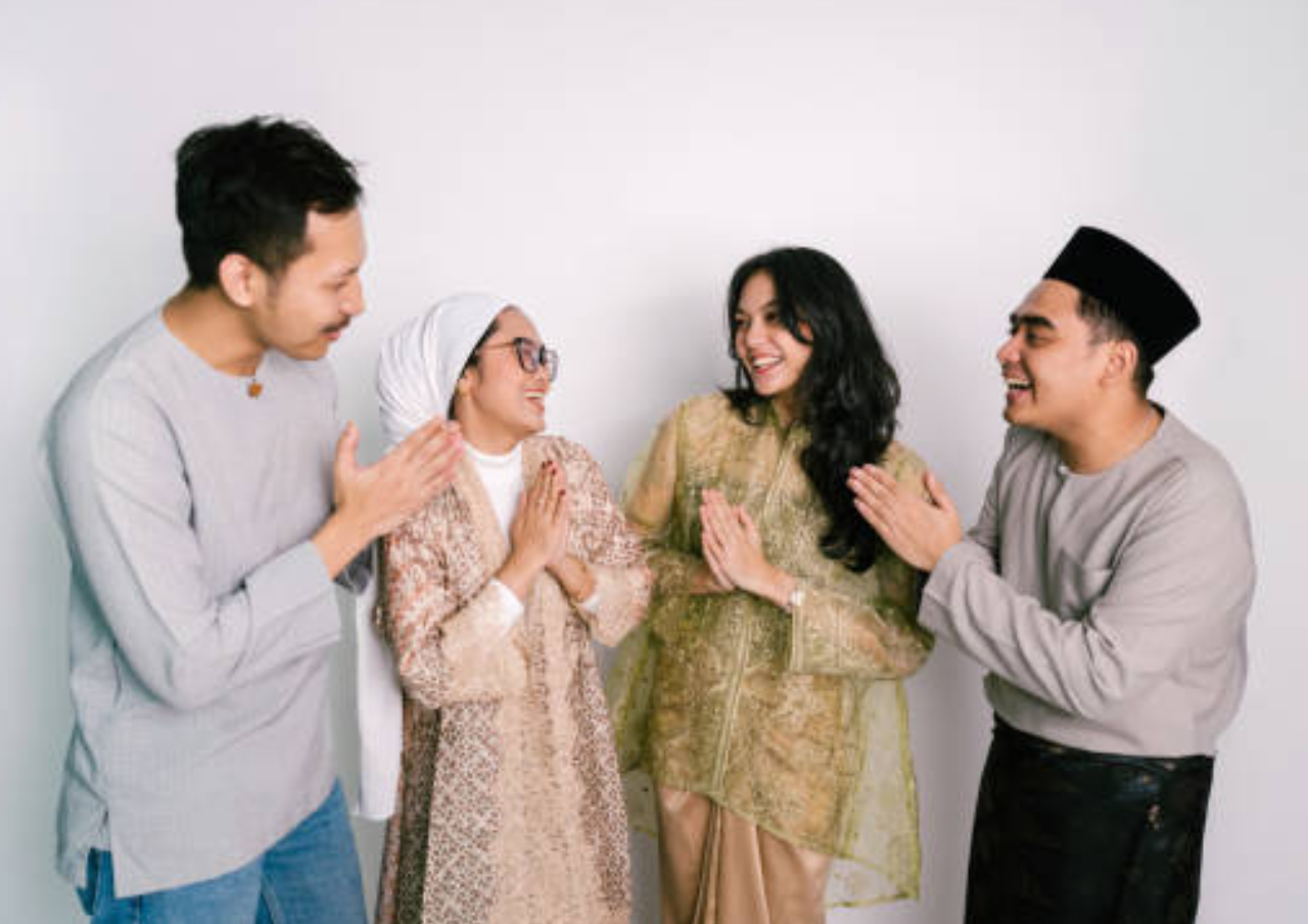 Foto: ilustrasi orang saling mengucapkan selamat idul fitri (sumber; istock)