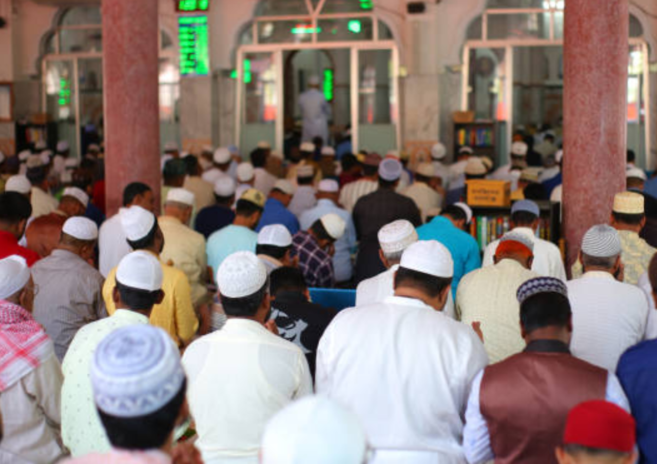 Foto: ilustrasi orang melakukan sholat jumat (sumber: istock)