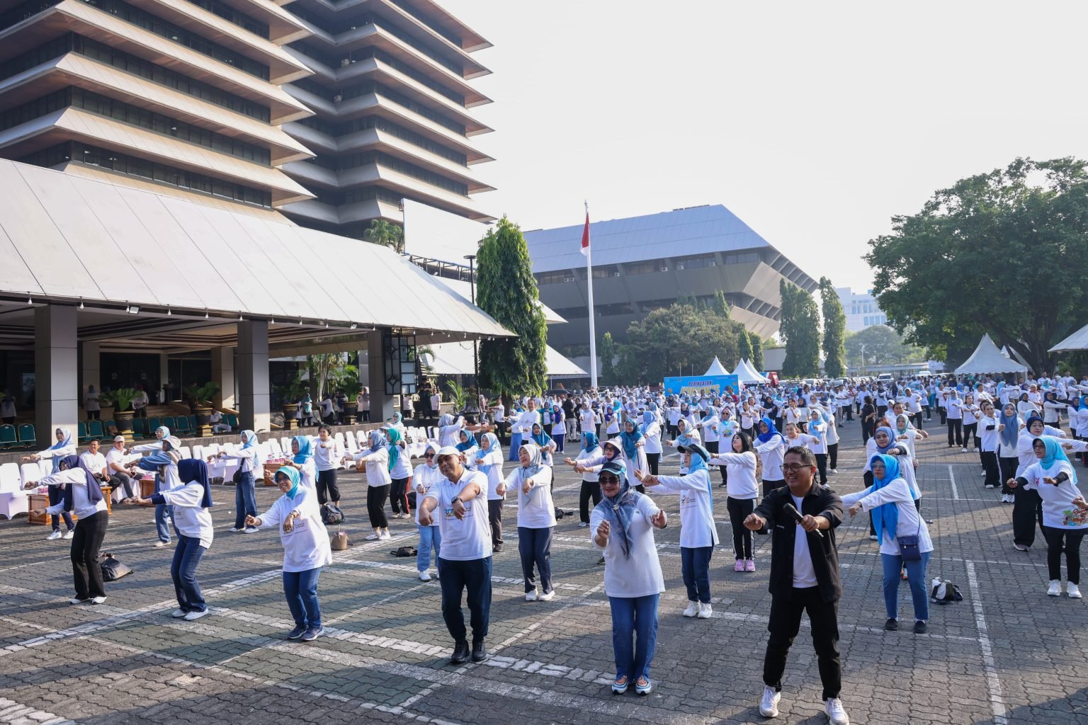 Hari Keluarga Nasional, Ratusan Peserta Lakukan Senam Massal di Kantor Gubernur/jatengprov