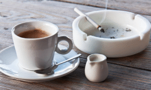 Foto: Konsumsi Kopi dan Rokok secara Bersama (sumber: istock)