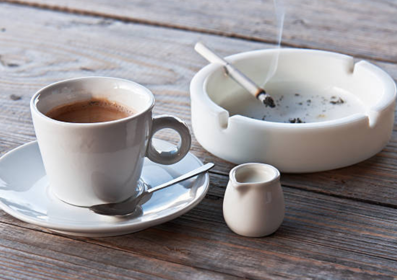 Foto: Konsumsi Kopi dan Rokok secara Bersama (sumber: istock)