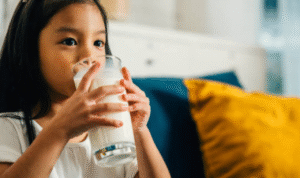 Foto: ilustrasi minum susu sebelum tidur (sumber: istock)