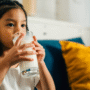 Foto: ilustrasi minum susu sebelum tidur (sumber: istock)