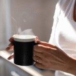 Foto: Ilustrasi Minum Air Hangat (sumber: istock)