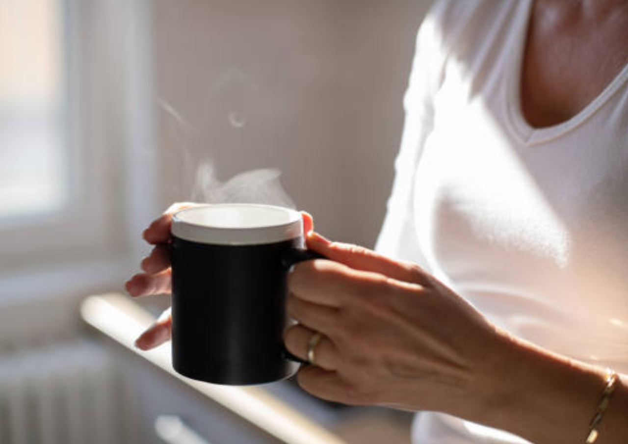 Foto: Ilustrasi Minum Air Hangat (sumber: istock) Foto: Ilustrasi Minum Air Hangat (sumber: istock)