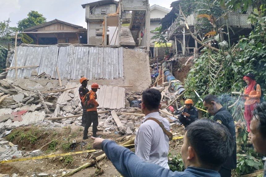 bangunan majelis taklim yang roboh di Bogor/kemensos