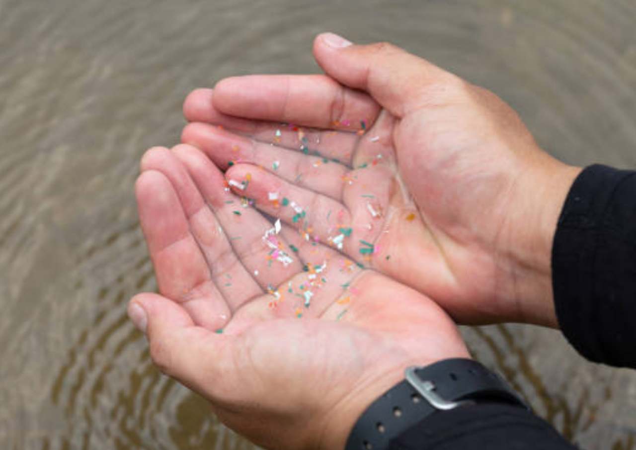 Foto: Potret Air Hujan yang Mengandung Mikroplastik (sumber: istock) Foto: Potret Air Hujan yang Mengandung Mikroplastik (sumber: istock)