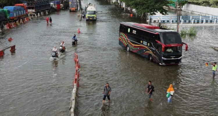 Banjir di Semarang dan Demak, Pemprov Kerahkan Pompa hingga Salurkan Bantuan Logistik /jatengprov Banjir di Semarang dan Demak, Pemprov Kerahkan Pompa hingga Salurkan Bantuan Logistik /jatengprov
