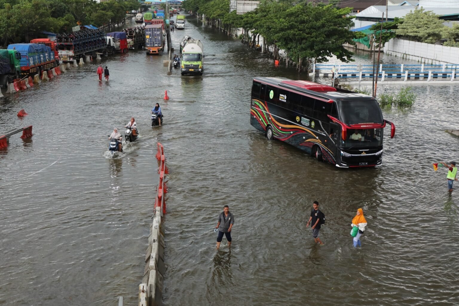 Banjir di Semarang dan Demak, Pemprov Kerahkan Pompa hingga Salurkan Bantuan Logistik /jatengprov Banjir di Semarang dan Demak, Pemprov Kerahkan Pompa hingga Salurkan Bantuan Logistik /jatengprov