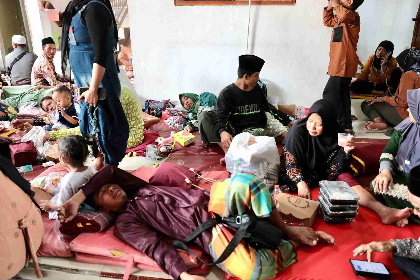 Pasca Tragedi Ambruknya Ponpes Al Khoziny, Bantuan Berdatangan dan Dapur Umum Didirikan/kemensos