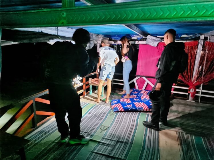 Sejumlah Sejoli Kena Razia Saat Bermesraan di Tepi Pantai Jepara Sejumlah Sejoli Kena Razia Saat Bermesraan di Tepi Pantai Jepara