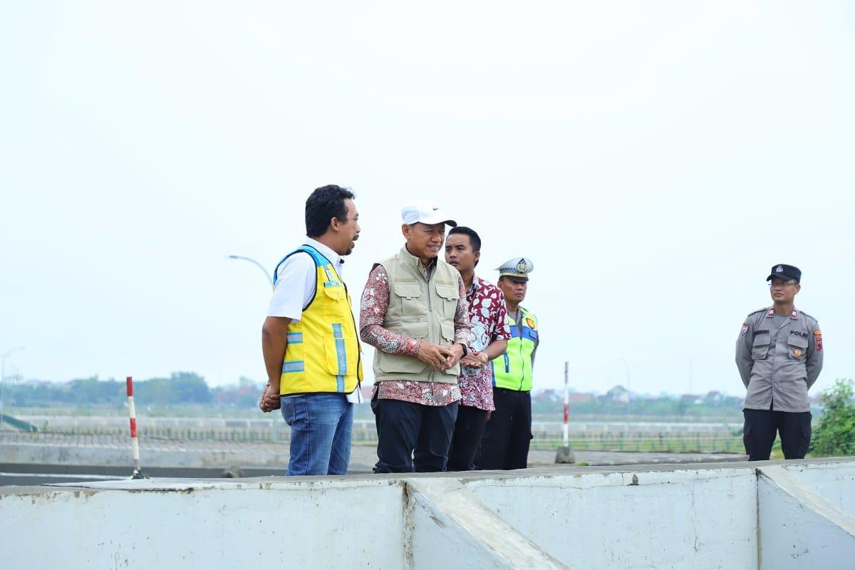 Bupati Kudus Sam’ani bersama BBWS Pemali Juana dan Dinas PUPR Kudus tinjau Pintu Air Tanggulangin dan Kolam Retensi Jati/kuduskab