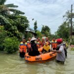 Banjir Landa Desa Cingkrong Grobogan, Petugas Evakuasi Pasien Cuci Darah/polres Grobogan Banjir Landa Desa Cingkrong Grobogan, Petugas Evakuasi Pasien Cuci Darah/polres Grobogan