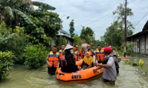 Banjir Landa Desa Cingkrong Grobogan, Petugas Evakuasi Pasien Cuci Darah/polres Grobogan