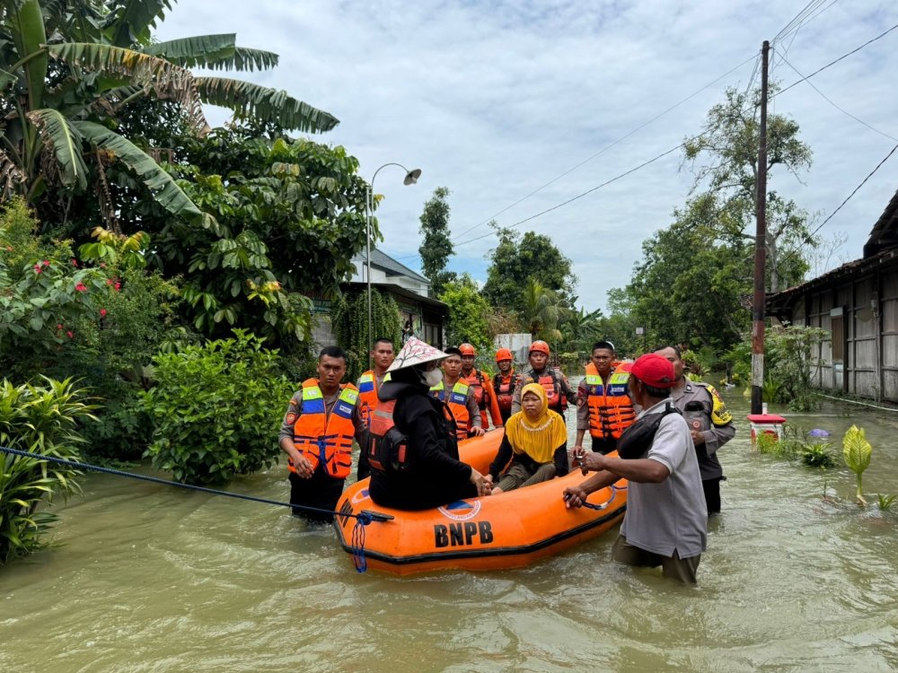 Banjir Landa Desa Cingkrong Grobogan, Petugas Evakuasi Pasien Cuci Darah/polres Grobogan Banjir Landa Desa Cingkrong Grobogan, Petugas Evakuasi Pasien Cuci Darah/polres Grobogan