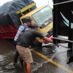 Truk Terperosok di Jalan Kaligawe Semarang /jatengprov