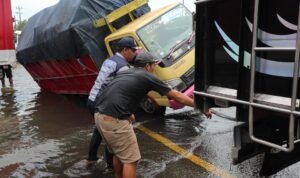 Truk Terperosok di Jalan Kaligawe Semarang /jatengprov