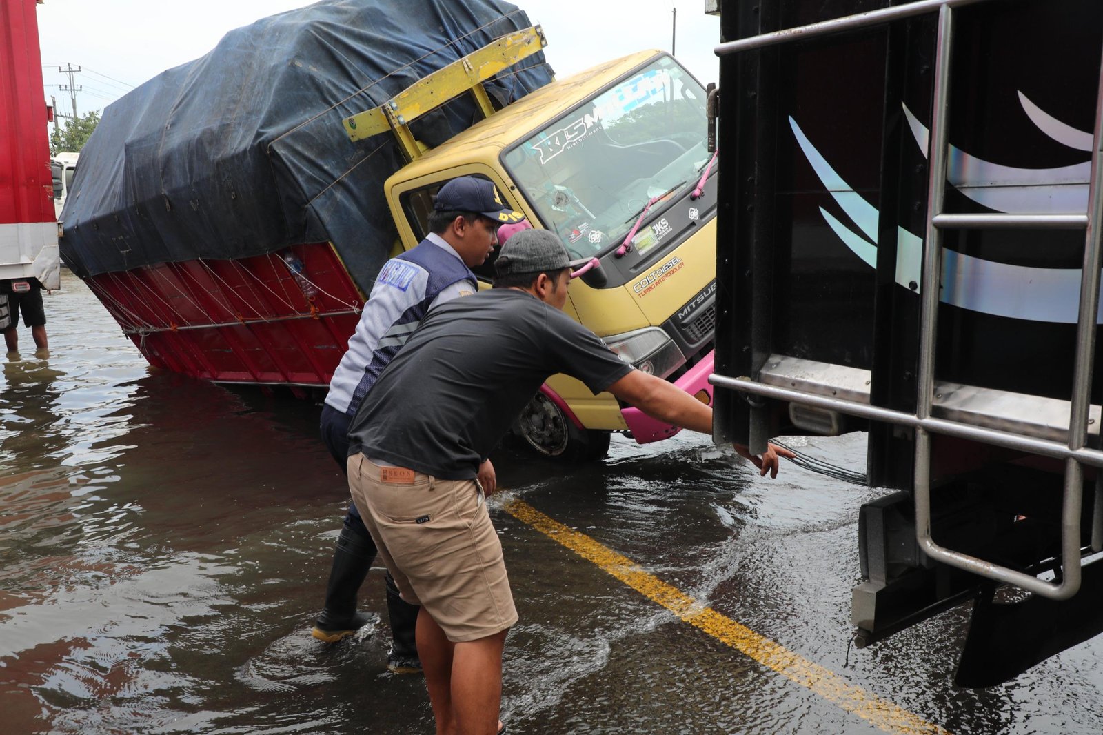 Truk Terperosok di Jalan Kaligawe Semarang /jatengprov