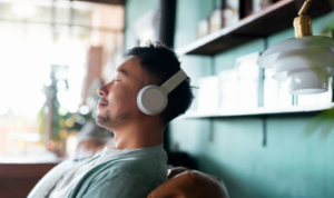 ilustrasi Aktivitas Relaksasi yang Mudah Dilakukan di Rumah