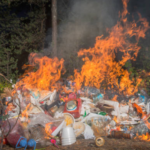 Pembakaran Sampah Sumbang Kontaminasi Mikroplastik ke Udara