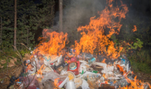 Pembakaran Sampah Sumbang Kontaminasi Mikroplastik ke Udara