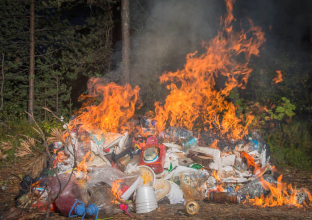 Pembakaran Sampah Sumbang Kontaminasi Mikroplastik ke Udara