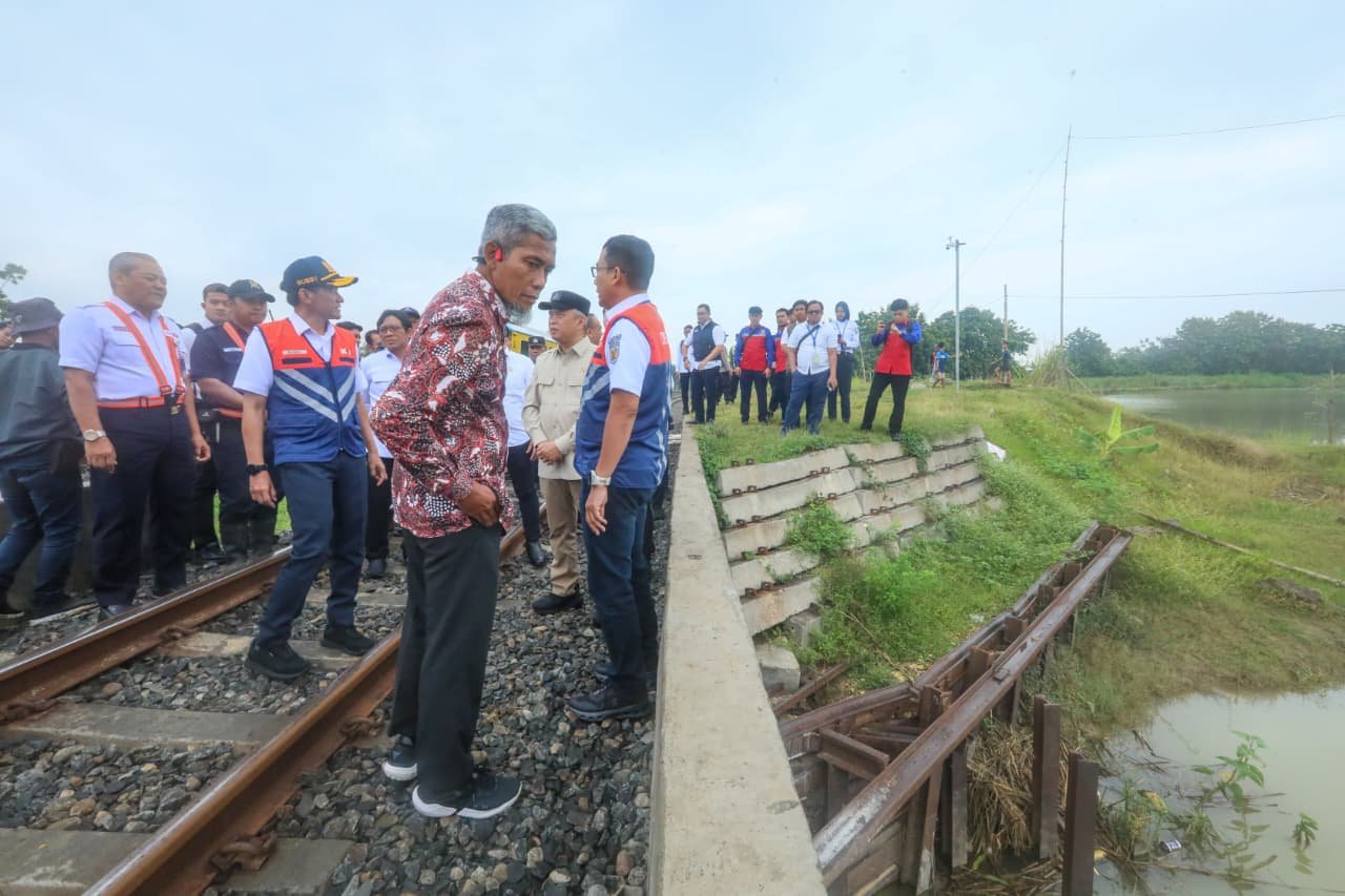 Sekda Jateng Bersama Menhub Kunjungi Rel Kereta Terdampak Banjir di Grobogan/jatengprov Sekda Jateng Bersama Menhub Kunjungi Rel Kereta Terdampak Banjir di Grobogan/jatengprov