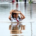 Ilustrasi siswa menerjang banjir/istock