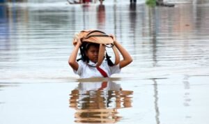 Ilustrasi siswa menerjang banjir/istock