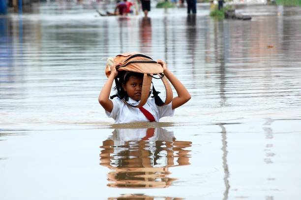 Ilustrasi siswa menerjang banjir/istock