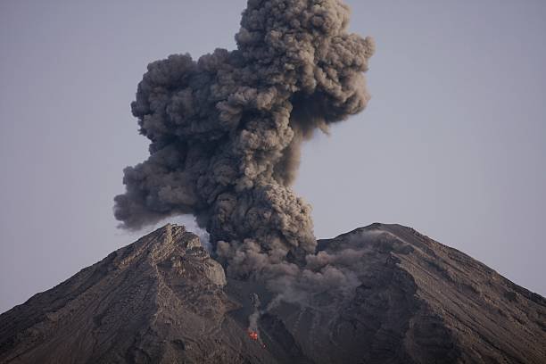 Ilustrasi erupsi Gunung Semeru/istock