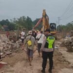 Penanganan Tanggul Jebol dan Jalan Purwodadi-Semarang yang Terputus Mulai Dilakukan/polres Grobogan Penanganan Tanggul Jebol dan Jalan Purwodadi-Semarang yang Terputus Mulai Dilakukan/polres Grobogan