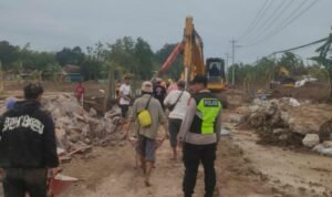 Penanganan Tanggul Jebol dan Jalan Purwodadi-Semarang yang Terputus Mulai Dilakukan/polres Grobogan