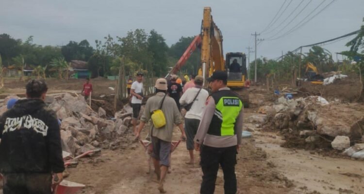 Penanganan Tanggul Jebol dan Jalan Purwodadi-Semarang yang Terputus Mulai Dilakukan/polres Grobogan Penanganan Tanggul Jebol dan Jalan Purwodadi-Semarang yang Terputus Mulai Dilakukan/polres Grobogan