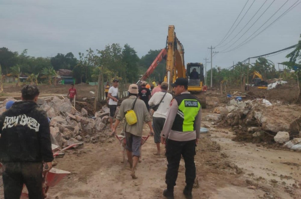 Penanganan Tanggul Jebol dan Jalan Purwodadi-Semarang yang Terputus Mulai Dilakukan/polres Grobogan
