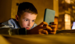 Komdigi Tegur TikTok dan Roblox Terkait Batasan Usia 16 Tahun