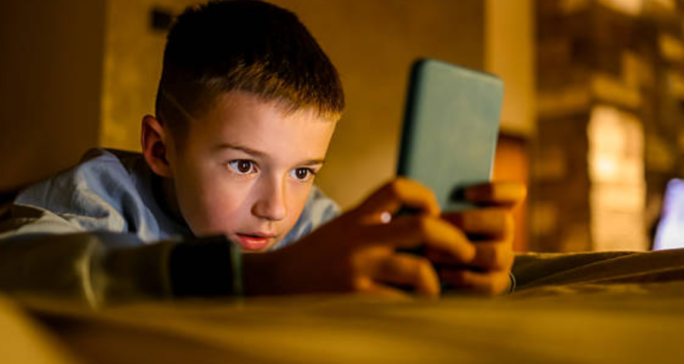 Komdigi Tegur TikTok dan Roblox Terkait Batasan Usia 16 Tahun