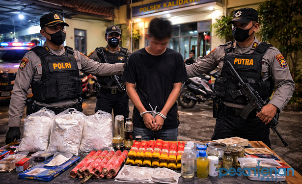 Polisi Amankan Pemuda di Tulungagung Atas Kepemilikan Bahan Peledak Tanpa Izin/polres Tulungagung Polisi Amankan Pemuda di Tulungagung Atas Kepemilikan Bahan Peledak Tanpa Izin/polres Tulungagung