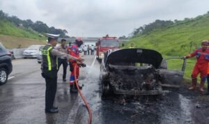 Mobil Terbakar di Tol Semarang-Solo, Diduga Korsleting Listrik/ Polres Semarang