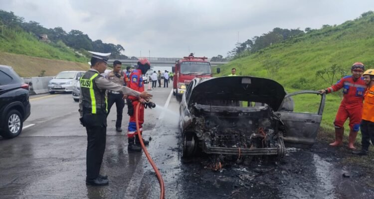 Mobil Terbakar di Tol Semarang-Solo, Diduga Korsleting Listrik/ Polres Semarang