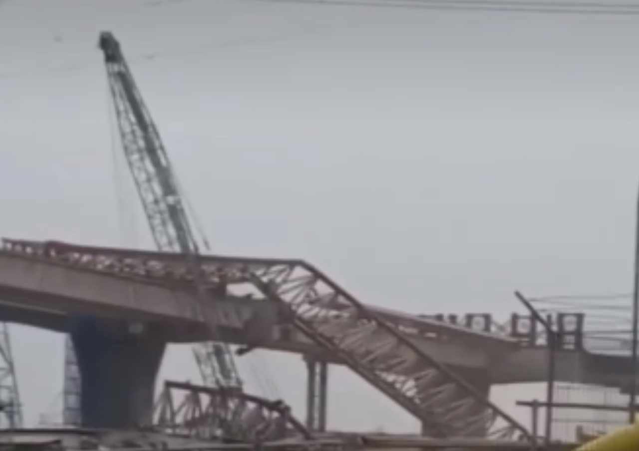 Viral Alat Berat Proyek Tol Semarang-Demak Roboh/tangkap layar