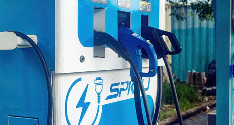 Ilustrasi Stasiun Pengisian Kendaraan Listrik Umum (SPKLU) /istock
