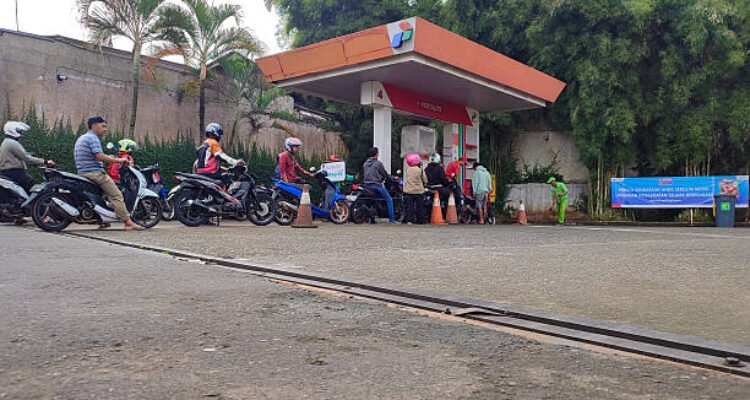 Ilustrasi antrean pembelian BBM/istock