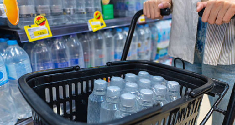 Ilustrasi Harga Plastik Melonjak, Muncul Ancaman PHK di Industri AMDK