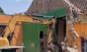 Pria di Tambakromo Pati Viral Usai Robohkan Rumah Gono Gini