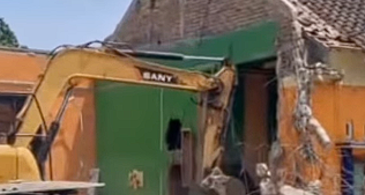 Pria di Tambakromo Pati Viral Usai Robohkan Rumah Gono Gini