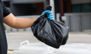 Ilustrasi buang sampah/istock