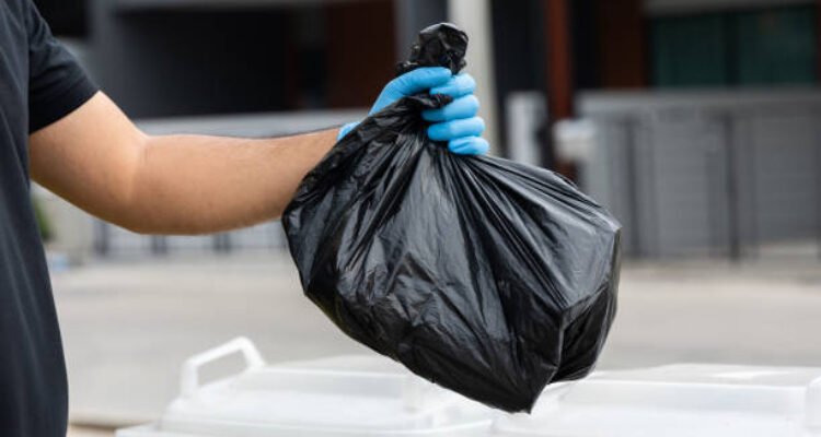 Ilustrasi buang sampah/istock Ilustrasi buang sampah/istock